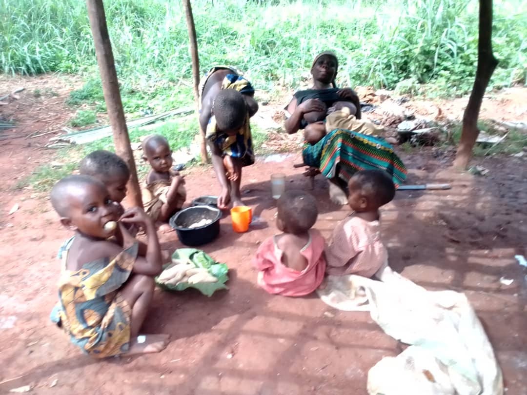 ICM - Congo Pygmy Village - Children eating food