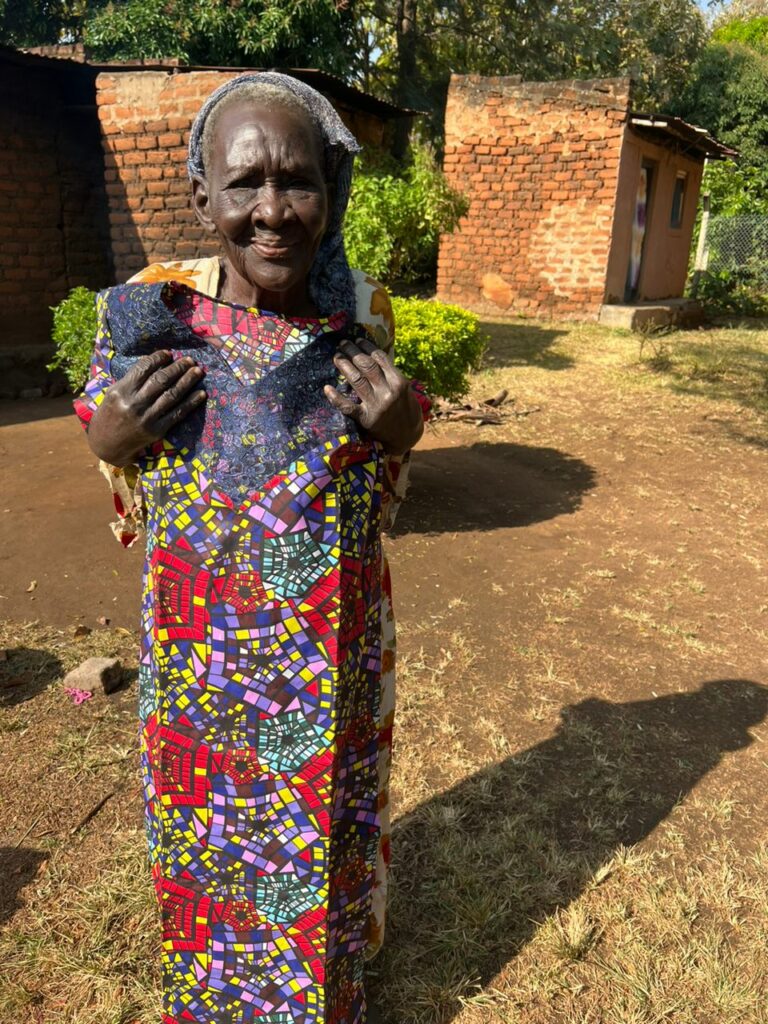 Mama that receive a gift from Rev Pooshani