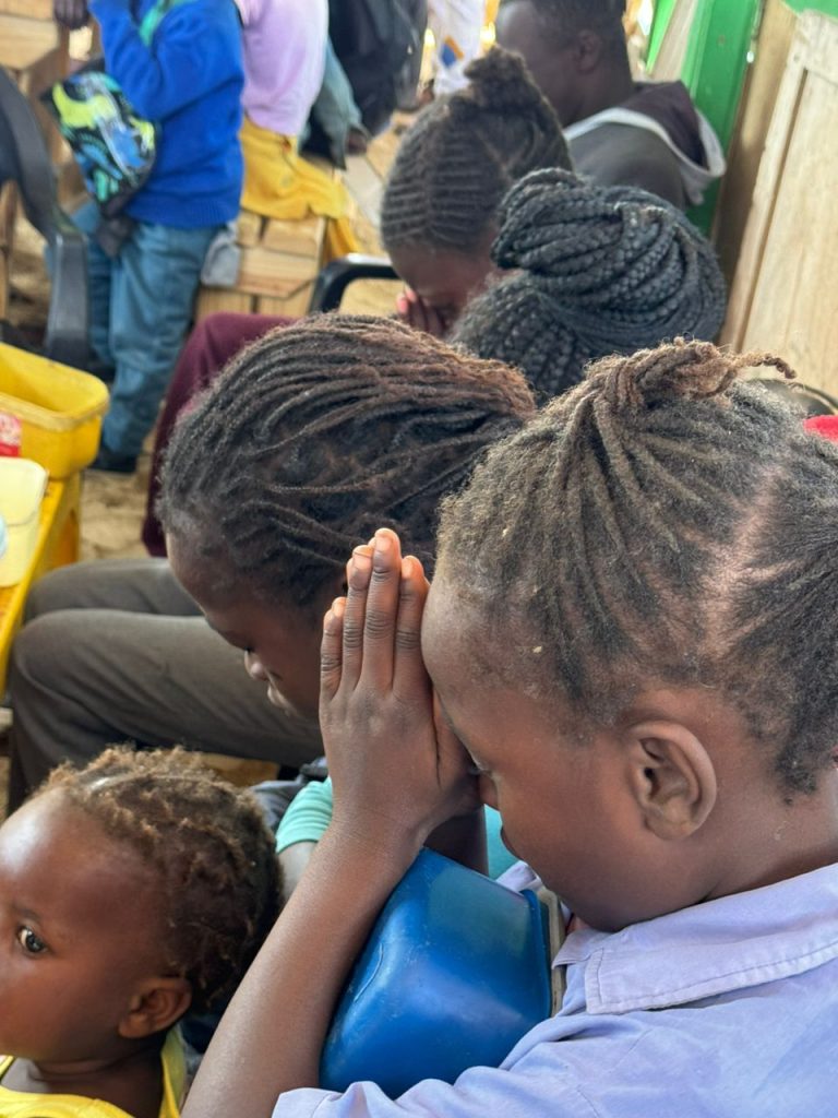 Children are praying and praise God for his goodness