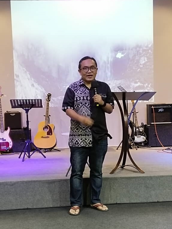 ICM Sarawak SIC Operation Group meeting and prayer, held at GSI Kota Sentosa, Cikgu Robin is sharing