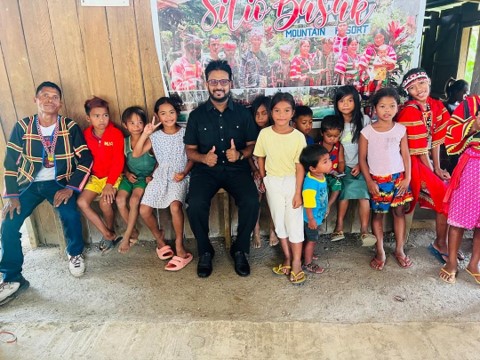 Pastor Derwin take a group photo with the children from Basak Village