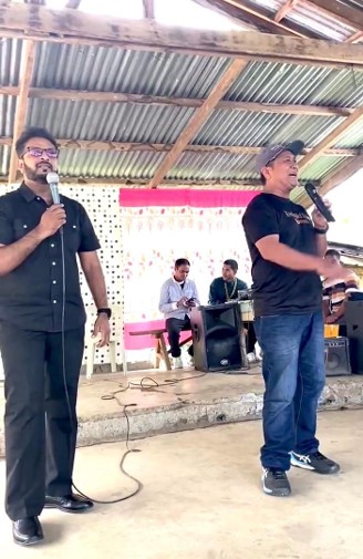 Pastor Derwin is sharing the word of God to the village of Basak, Mindanao, Philippines