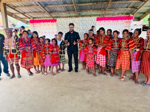 The people of Basak with a warm welcome to Pastor Derwin, dressing with their traditional outfits