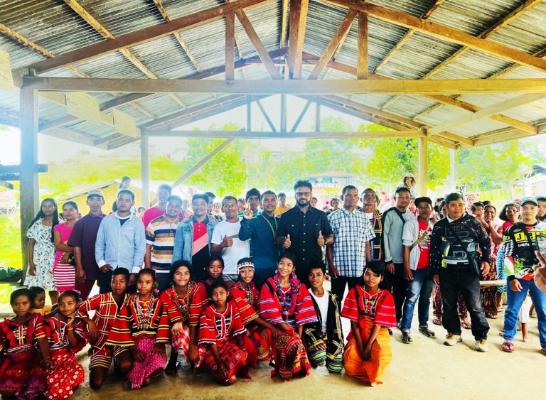 group photo - Tribal Village of Basak, Mindanao Philippines