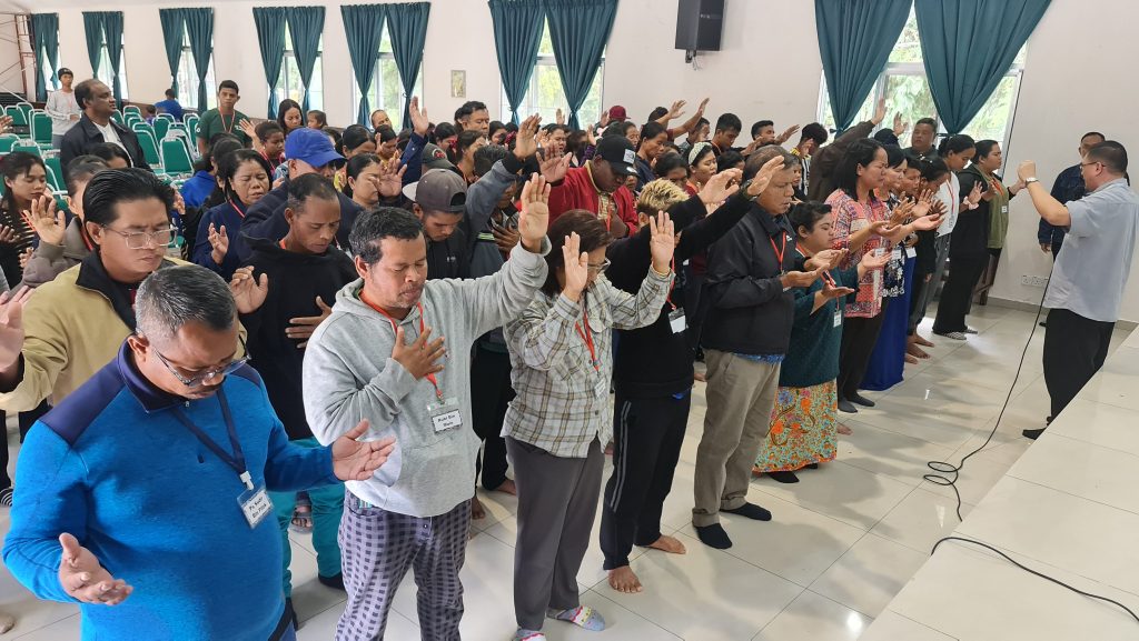Rev Simon led in an altar call