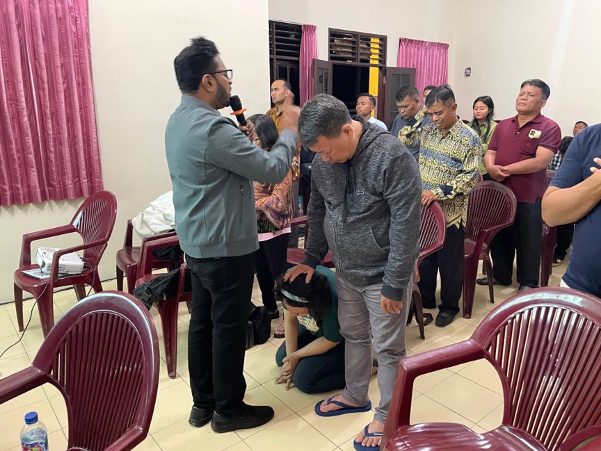 Ps Derwin prayed for the congregation at ICM Indonesia Conference